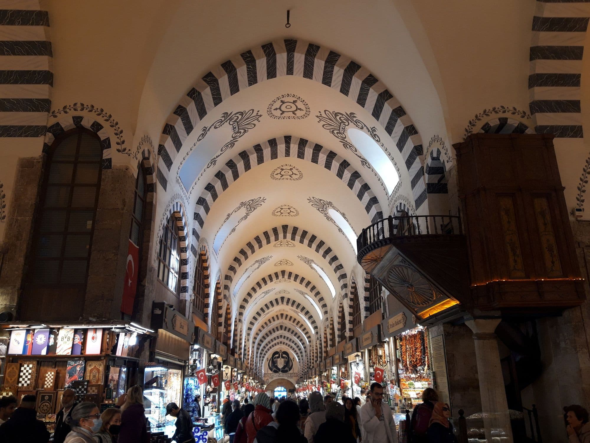Kapalıçarşı'nın kemerli ana caddesi
