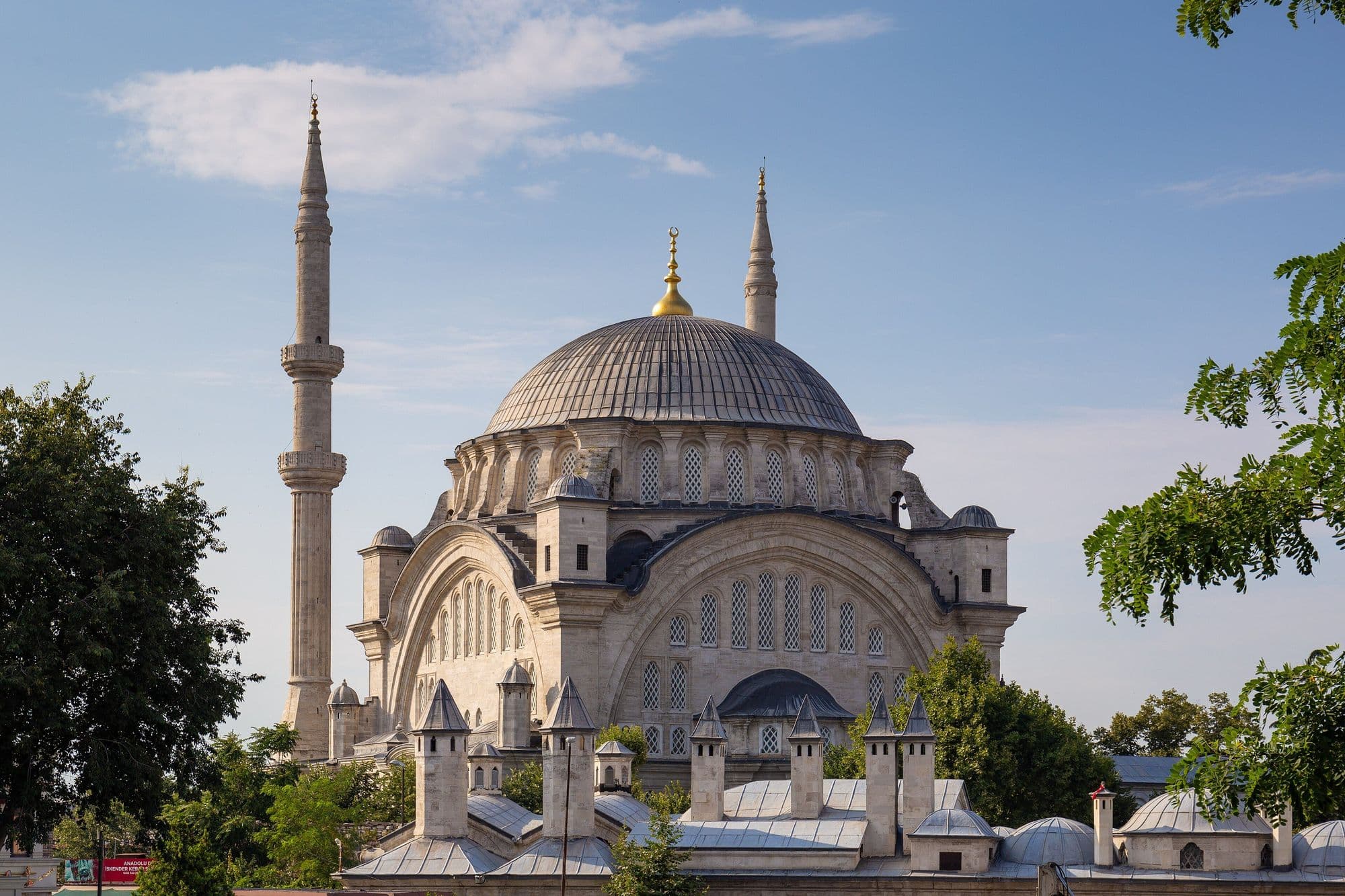 Nuruosmaniye Camii'nin kubbesi ve minaresi